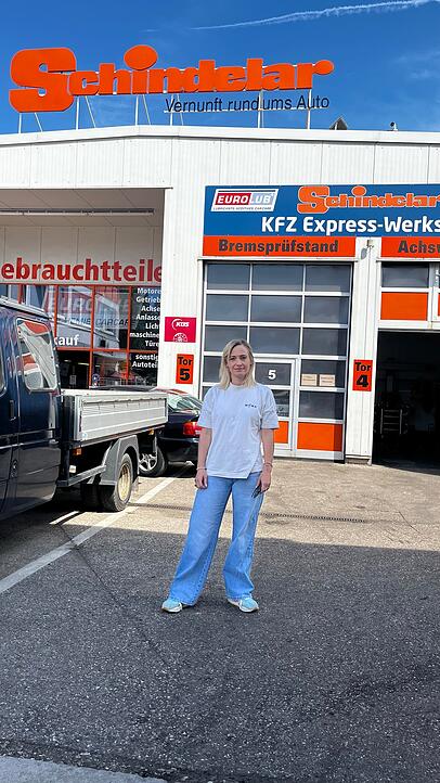 Nicole Schindelar vor ihrer Werkstatt. Nicole Schindelar vor ihrer Werkstatt.