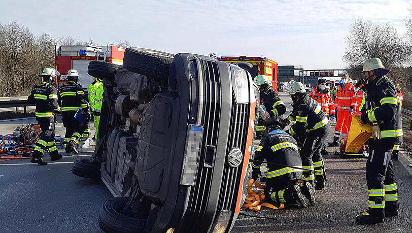 Der umgekippte Krankenwagen auf der A99.