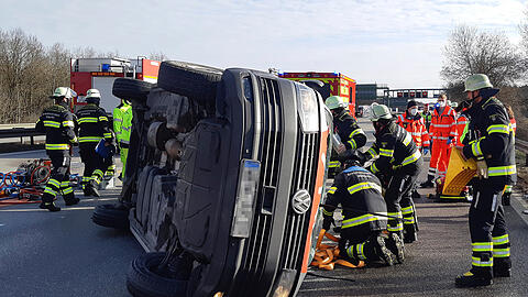 Der umgekippte Krankenwagen auf der A99.