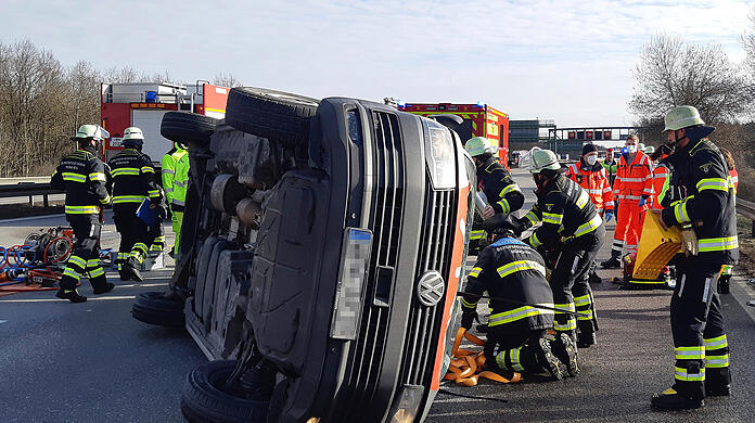 Der umgekippte Krankenwagen auf der A99.