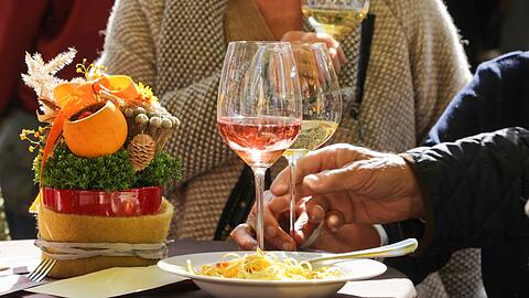In Kitzbühel können Urlauberinnen und Urlauber mit besonderen Weinen der Region Piemont bei Kitz Kulinarik x Piemont anstoßen.