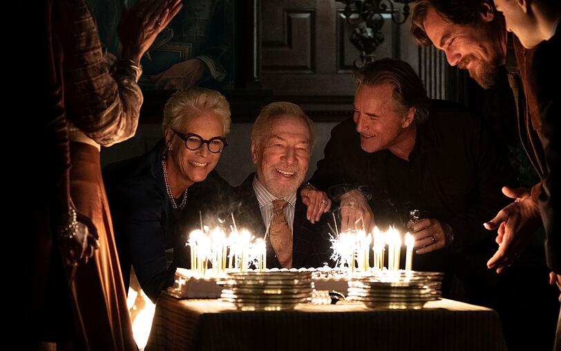 Ach wie schön: Harlan Thrombey (Christopher Plummer, Mitte) feiert im Kreise seiner Familie (Jamie Lee Curtis, Don Johnson, Michael Shannon, rechts) seinen 85. Geburtstag. Ein paar Stunden später ist er tot. Ach wie schön: Harlan Thrombey (Christopher Plummer, Mitte) feiert im Kreise seiner Familie (Jamie Lee Curtis, Don Johnson, Michael Shannon, rechts) seinen 85. Geburtstag. Ein paar Stunden später ist er tot.