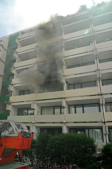 Auch am 15. Juni brennt ein Einzimmerapartment, diesmal in der Hochstraße. Nachbarn bemerken den dichten Rauch und alarmieren die Feuerwehr. Ein Großteil der Bewohner kann das Gebäude selbständig verlassen, der verbleibende Rest kann in seinen Wohnungen bleiben.