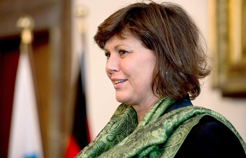 Der scheidende bayerische Wirtschaftsminister Martin Zeil (FDP) übergibt im bayerischen Staatsministerium für Wirtschaft symbolisch einen Schlüssel an seine Nachfolgerin, Ilse Aigner.