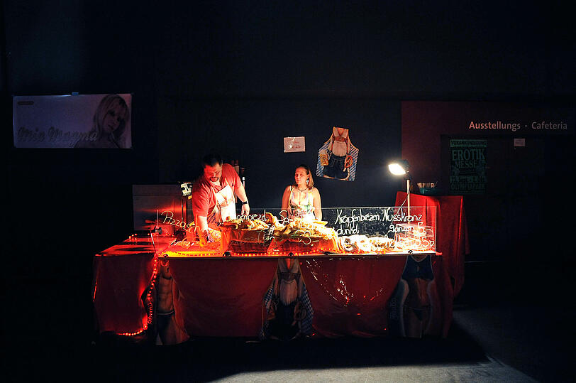 Die Erotikmesse "Eros und Amore" gastiert ein Wochenende lang in München. Für die Besucher gibt's heiße Auftritte von drallen Erotik-Stars. Sehen Sie hier die Bilder von den letzten Messen!