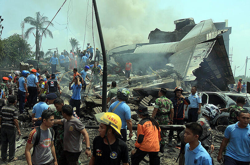 Indonesien: Ein Militärflugzeug ist in ein Wohngebiet gestürzt.