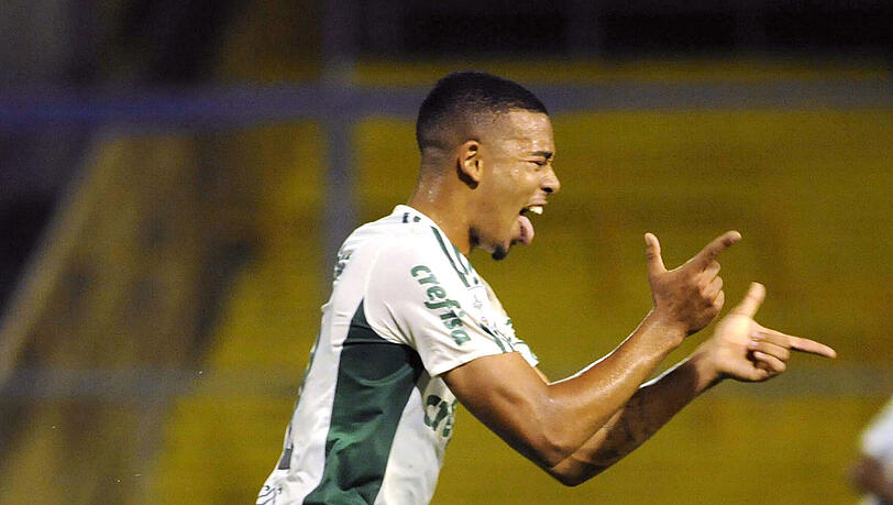 Spielt Gabriel Jesus bald für den FC Bayern? Glaubt man den Gerüchten trägt er künftig das Trikot des deutschen Rekordmeisters. Spielt Gabriel Jesus bald für den FC Bayern? Glaubt man den Gerüchten trägt er künftig das Trikot des deutschen Rekordmeisters.