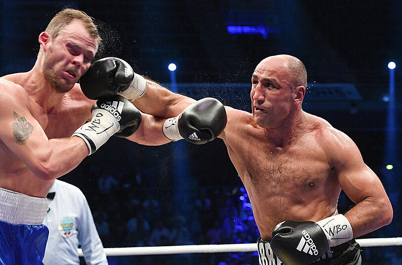 Der Berliner Boxer Arthur Abraham (r) und der Norweger Tim-Robin Lihaug kämpfen am 16.07.2016 in der Max-Schmeling-Halle in Berlin. Abraham siegte in der achten Runde durch Technischen K.O.