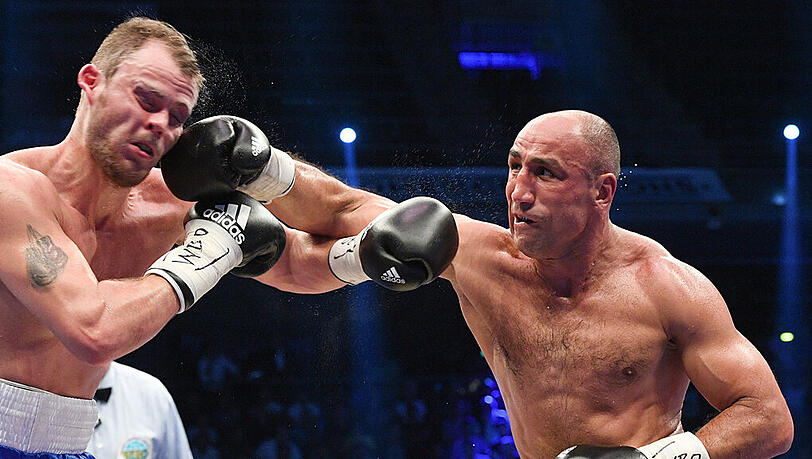 Der Berliner Boxer Arthur Abraham (r) und der Norweger Tim-Robin Lihaug kämpfen am 16.07.2016 in der Max-Schmeling-Halle in Berlin. Abraham siegte in der achten Runde durch Technischen K.O. Der Berliner Boxer Arthur Abraham (r) und der Norweger Tim-Robin Lihaug kämpfen am 16.07.2016 in der Max-Schmeling-Halle in Berlin. Abraham siegte in der achten Runde durch Technischen K.O.