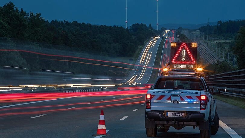 Die A9 ist ein einziges Schlachtfeld: Unzählige Bierdosen liegen nach dem Unfall auf der Fahrbahn verteilt. Beide Lkw-Fahrer kamen mit schwersten Verletzungen ins Krankenhaus.