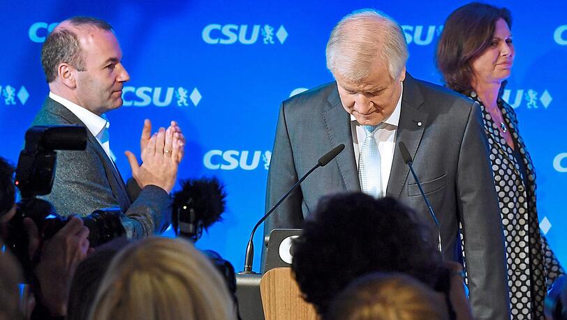 Ein zufriedener Wahlsieger sieht anders aus: CSU-Chef Horst Seehofer am Sonntagabend nach den ersten Hochrechnungen. Ein zufriedener Wahlsieger sieht anders aus: CSU-Chef Horst Seehofer am Sonntagabend nach den ersten Hochrechnungen.