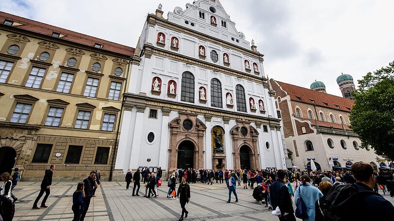 Die öffentliche Trauerfeier für Hannelore Elsner fand am Freitagmittag in der Kirche St. Michael statt.