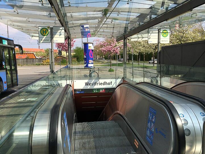 Vor allem die Außenwände an dem U-Bahnhof haben gelitten.