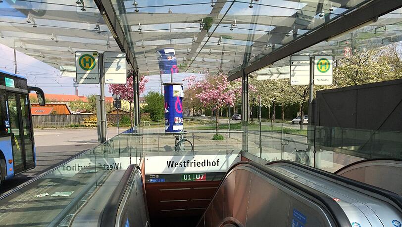 Vor allem die Außenwände an dem U-Bahnhof haben gelitten. Vor allem die Außenwände an dem U-Bahnhof haben gelitten.