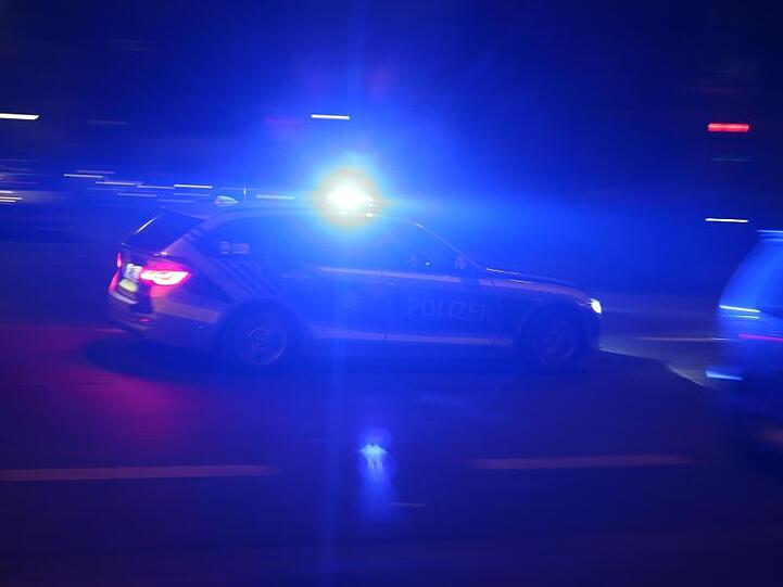 Polizeiwagen mit Blaulicht. Foto: Karl-Josef Hildenbrand/dpa/Archivbild