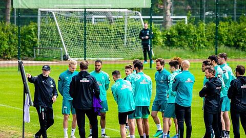 Die Rückkehr von Trainerlegende Thomas Schaaf (l) könnte der berühmte Impuls sein, den Werder Bremen benötigt.