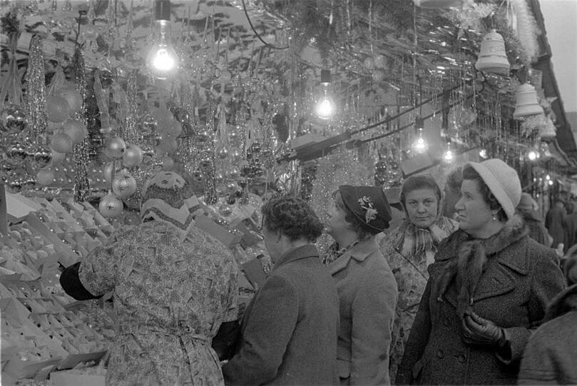 Kundschaft am Christkindlmarkt in der Blumenstraße 1960.