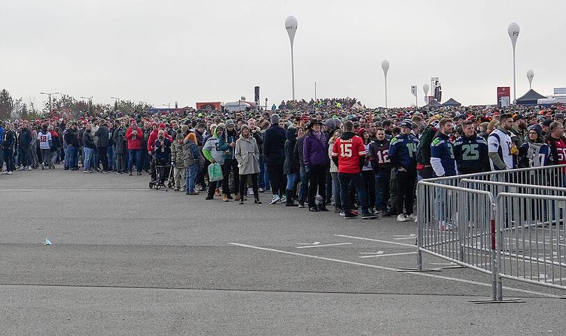 Schon Stunden vor Spielbeginn versammelten sich tausende NFL-Fans auf der Esplanade und stimmten sich gemeinsam auf das Mega-Spektakel ein.