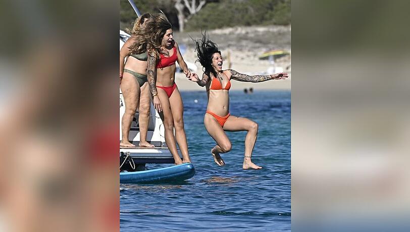 Und rein ins kühle Wasser: So fröhlich planschten die spanischen Fußball-Weltmeisterinnen vor Ibiza.