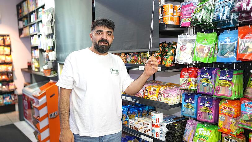 Kiosbesitzer Shivan Beseh hat in seinem Kiosk an der Schellingstraße seit Neustem ein Rollo für das Chips-Regal.
