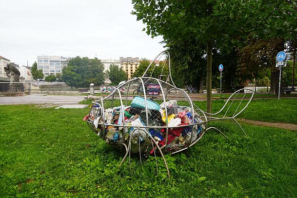 Da steht er noch, der Müllfisch, auf der Wiese Ecke Reichenbachbrücke/Eduard-Schmid-Straße. Da steht er noch, der Müllfisch, auf der Wiese Ecke Reichenbachbrücke/Eduard-Schmid-Straße.