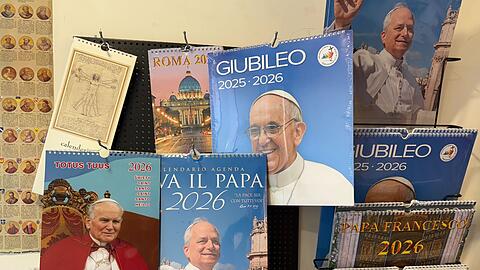Selbst vom 2005 verstorbenen Papst Johannes Paul II. gibt es noch Kalender.