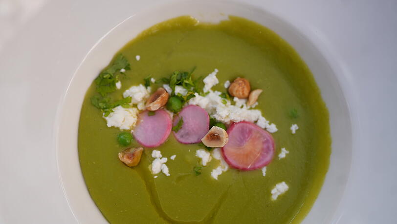 Vellutata von Bamberger Erbsen, fermentierte Radieserl, Koriander, Lesbos Feta, Piemonteser Haselnüsse. Vellutata von Bamberger Erbsen, fermentierte Radieserl, Koriander, Lesbos Feta, Piemonteser Haselnüsse.