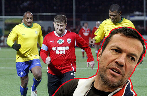 Der kleine Dicke in der Mitte ist Tschetscheniens Herrscher Ramsan Kadyrow, flankiert von zwei Brasilianern. Auch Lothar Matthäus spielte in Grosny mit.