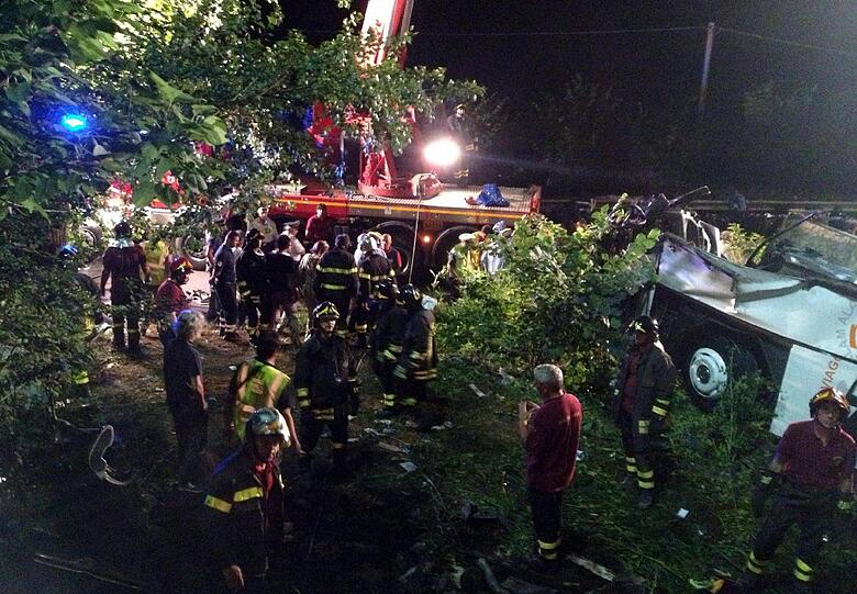 Auf dem Rückweg von einem Ausflug stürzt im Süden Italiens ein Reisebus von einer Autobahnbrücke rund 30 Meter in die Tiefe. 36 Menschen sterben, 11 weitere werden schwer verletzt.