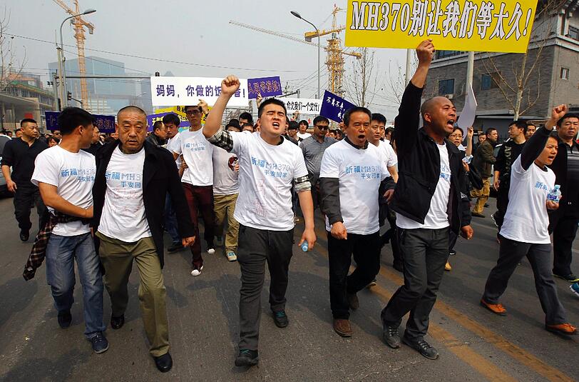 Tumultartige Szenen vor der malaysischen Botschaft in Peking. Die Angehörigen der Opfer von Flug MH370 demonstrieren für eine schnell Aufklärung der Unglücksumstände.