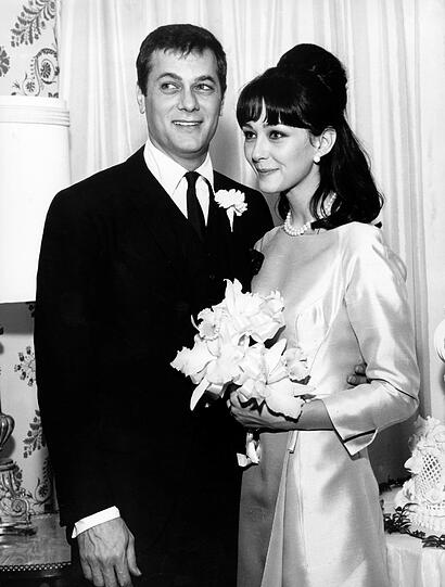 Die Schauspieler Christine Kaufmann und Tony Curtis, aufgenommen am 08.02.1963 nach ihrer Hochzeit in USA