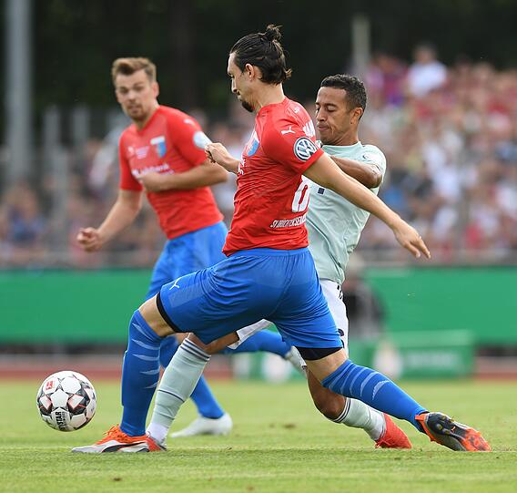 Der FC Bayern müht sich zu einem 1:0 Sieg gegen den Provinzclub SV Drochtersen.