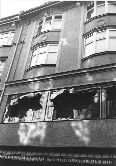 Das Kaufhaus Uhlfelder im Rosental 12-16: Die Fensterscheiben wurden eingeschlagen, die Inneneinrichtung komplett zerstört.