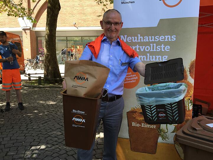 Kommunalreferent Axel Markwardt wirbt um mehr Biomüll &ndash; und lässt in Neuhausen jetzt nicht nur braune Eimerchen verteilen, sondern auch Filter-Biotonnen, die nicht stinken.