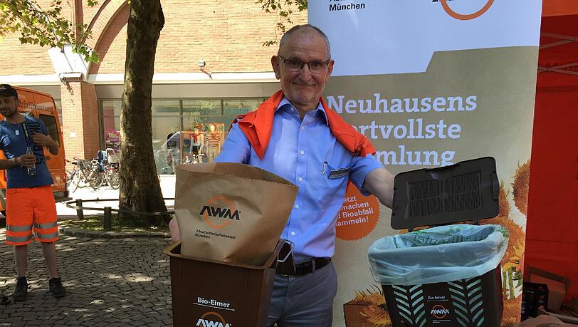 Kommunalreferent Axel Markwardt wirbt um mehr Biomüll – und lässt in Neuhausen jetzt nicht nur braune Eimerchen verteilen, sondern auch Filter-Biotonnen, die nicht stinken. Kommunalreferent Axel Markwardt wirbt um mehr Biomüll – und lässt in Neuhausen jetzt nicht nur braune Eimerchen verteilen, sondern auch Filter-Biotonnen, die nicht stinken.
