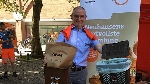 Kommunalreferent Axel Markwardt wirbt um mehr Biomüll &ndash; und lässt in Neuhausen jetzt nicht nur braune Eimerchen verteilen, sondern auch Filter-Biotonnen, die nicht stinken.