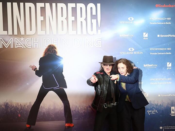 Udo Lindenberg mit Regisseurin Hermine Huntgeburth bei der Premiere in Hamburg.