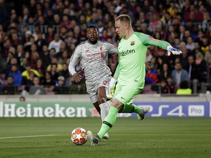 Barcelonas Torhüter Marc-Andre ter Stegen spielt einen Pass.