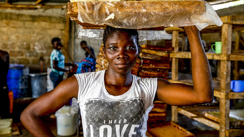 Eine Frau in einer Seifen-Fabrik in Togo. Eine Frau in einer Seifen-Fabrik in Togo.