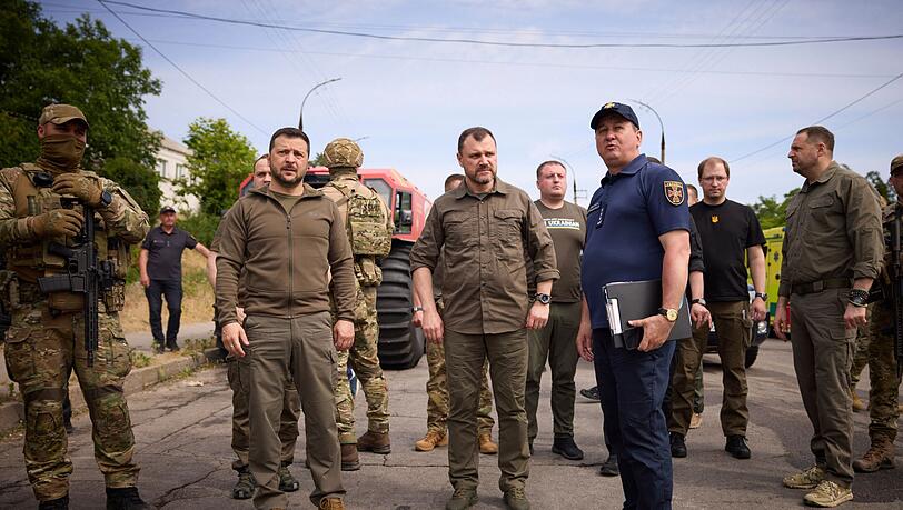 Wolodymyr Selenskyj mit Behördenvertretern in Cherson.