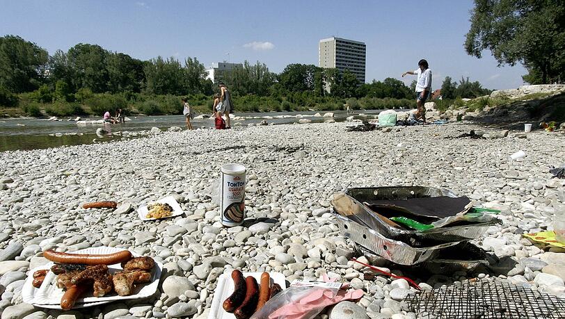 Ein üppiges Buffet für jeden Schädling, dass zwar nicht immer in dieser Fülle zu finden ist. Genug Müll finden sich an der Isar aber trotzdem. Das zieht Ratten an. Ein üppiges Buffet für jeden Schädling, dass zwar nicht immer in dieser Fülle zu finden ist. Genug Müll finden sich an der Isar aber trotzdem. Das zieht Ratten an.