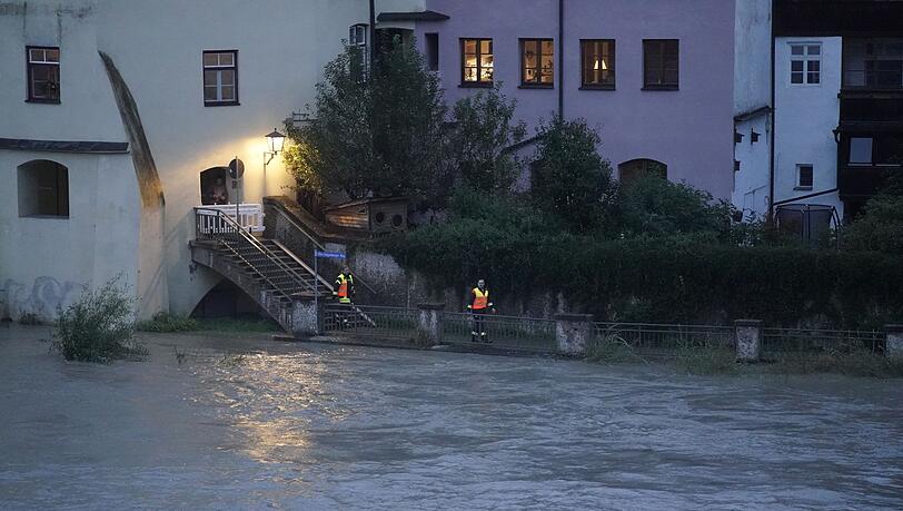 Feuerwehrleute sind am Ufer in Wasserburg auf Kontrollgang. Feuerwehrleute sind am Ufer in Wasserburg auf Kontrollgang.
