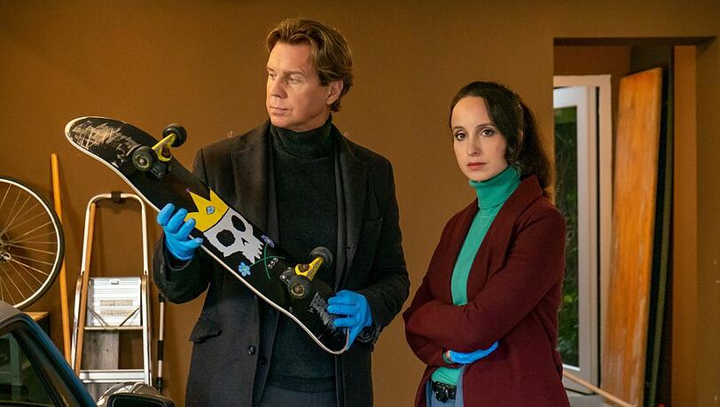 "Der Alte: Der große Bruder": Ein verdächtiges Skateboard am Tatort bringt Caspar Bergmann (Thomas Heinze, l.) und Annabell Lorenz (Stephanie Stumph) auf eine heiße Spur. "Der Alte: Der große Bruder": Ein verdächtiges Skateboard am Tatort bringt Caspar Bergmann (Thomas Heinze, l.) und Annabell Lorenz (Stephanie Stumph) auf eine heiße Spur.