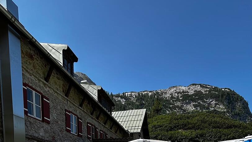 Auch mobile Toiletten werden in den Berchtesgadener Alpen auf den Berg geflogen.