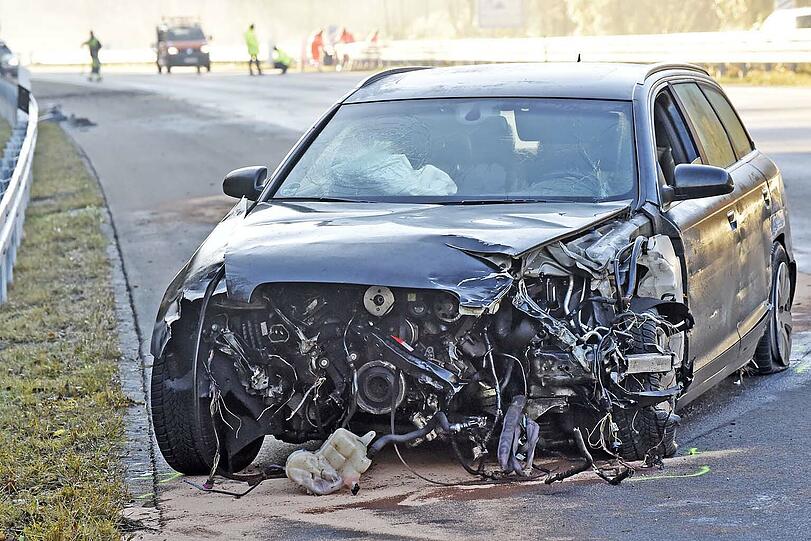 Totalschaden auf der A 95: Mit seinem Audi krachte ein 35-Jähriger in die Leitplanke und schleuderte über die Autobahn.