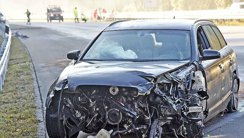 Totalschaden auf der A 95: Mit seinem Audi krachte ein 35-Jähriger in die Leitplanke und schleuderte über die Autobahn. Totalschaden auf der A 95: Mit seinem Audi krachte ein 35-Jähriger in die Leitplanke und schleuderte über die Autobahn.