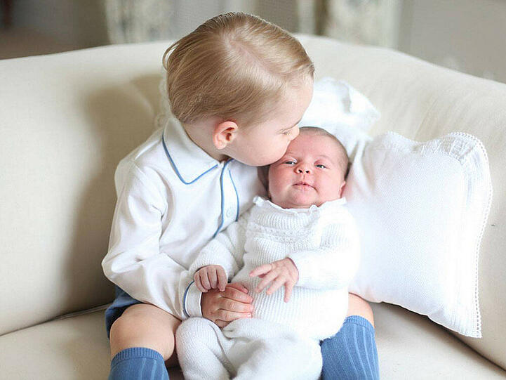 Auch Prinz George hat anscheinend einen richtigen Narren an seiner kleinen Schwester Charlotte gefressen