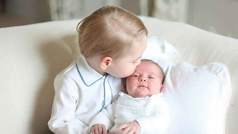 Auch Prinz George hat anscheinend einen richtigen Narren an seiner kleinen Schwester Charlotte gefressen Auch Prinz George hat anscheinend einen richtigen Narren an seiner kleinen Schwester Charlotte gefressen