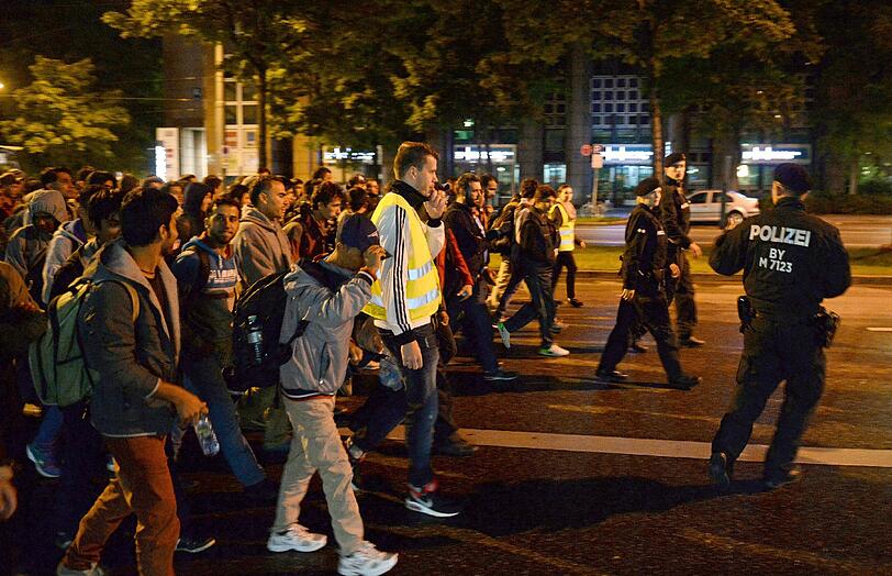 Am Samstag sind bis 10:30 Uhr 3600 Flüchtlinge am Hauptbahnhof angekommen. Die Bilder!