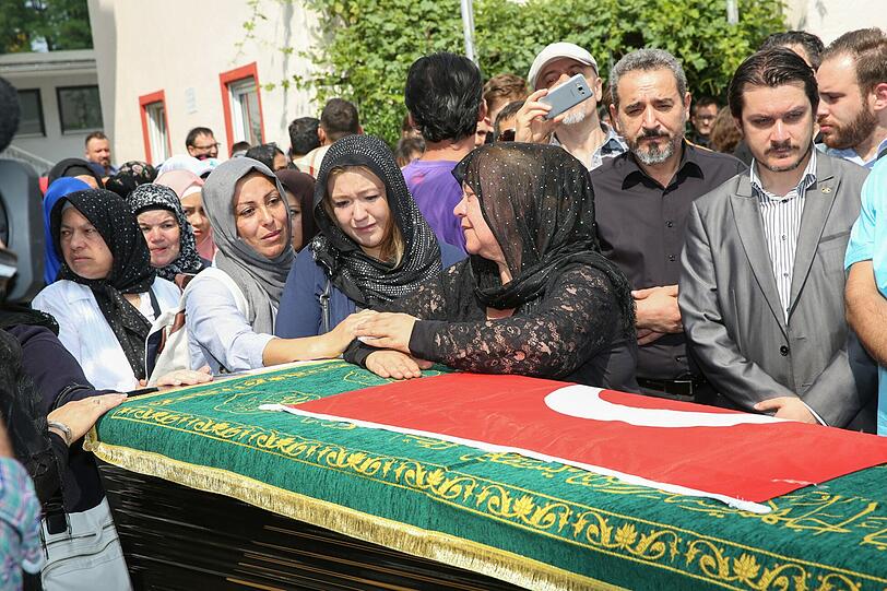 In der Trauer vereint: Die türkisch-islamische Gemeinde hat der Opfer des OEZ-Amokläufers gedacht - die Bilder.